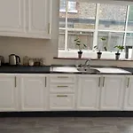 Balham, South London Spacious Guest House F2, 6 Rooms Available