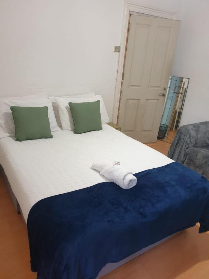 Balham, South Spacious F2, 6 Available Guest house London