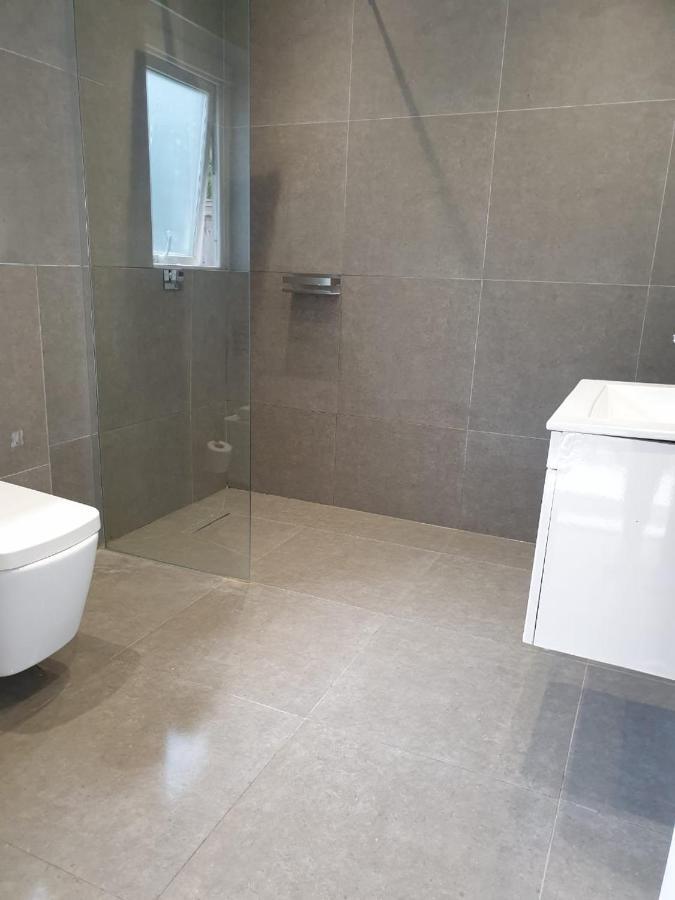 Balham, South Spacious F2, 6 Available Guest house