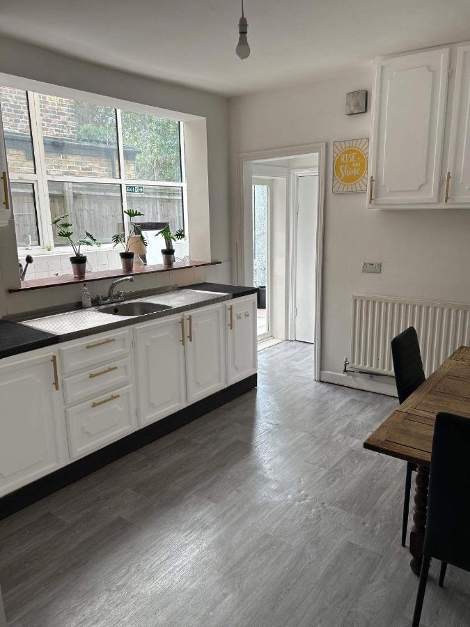 Balham, South Spacious F2, 6 Available Guest house London
